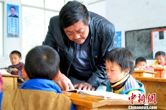 湖北恩施一教师为孩子有书读 坚守村小37年