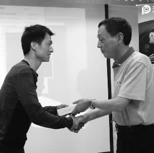 获奖车主领取“土豪金”。记者 武席同 摄