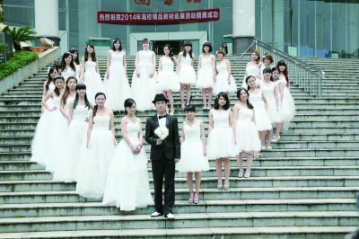 班上唯一的男生陪25名女生完成了毕业“结婚照”。网友供图