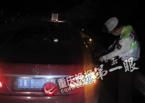 ■奔驰车缺油抛锚高速,司机茫然无措苦行三公里。