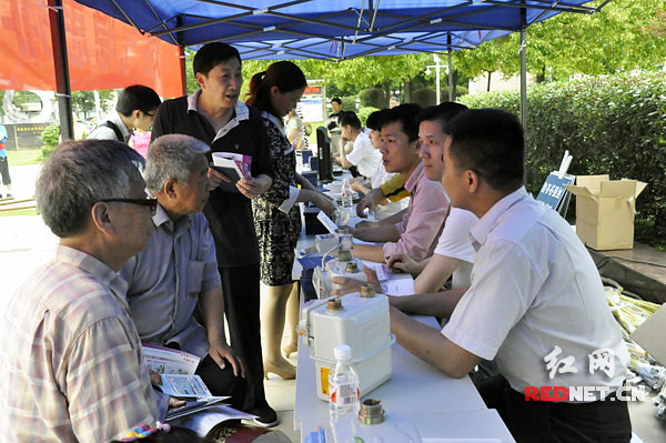 社区居民正在咨询。