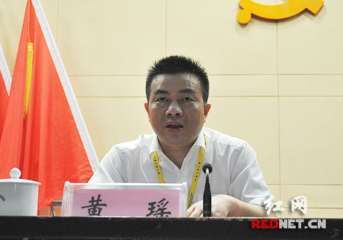 长沙经开区管委会副主任、企业党工委书记黄瑶在开班仪式上作动员讲话