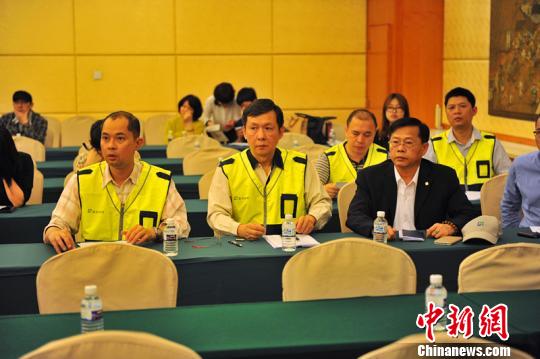 台湾富邦财险工作人员出席新闻发布会。　吕明摄