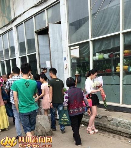小伙儿邂逅白衣女孩一见钟情发另类照片寻人（图）
