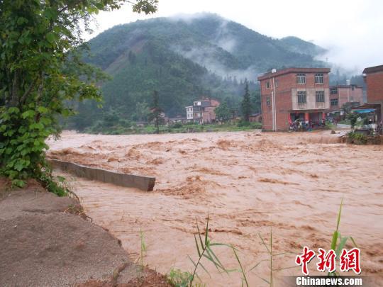 广东怀集遭遇50年一遇特大洪水 受灾人数过万