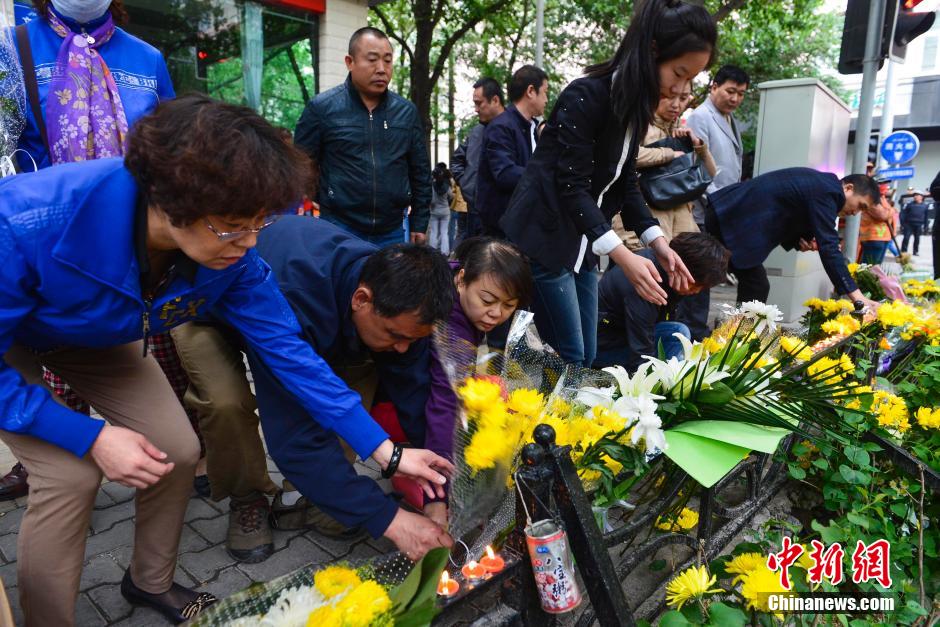 乌鲁木齐市民自发悼念5.22暴力恐怖事件遇难者