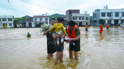 5月25日，浏阳市突降暴雨，消防官兵正在救援。通讯员 李小雷 摄