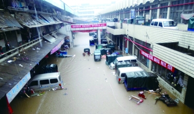 5月25日上午9时左右，邵东工业品市场一层门面和摊位均被大水浸泡。通讯员 洪永祥 摄