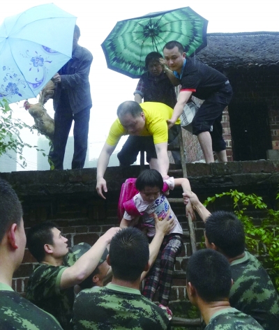 5月25日，邵东县武警中队官兵救援群众现场。通讯员 郭国权 尹聪红 摄