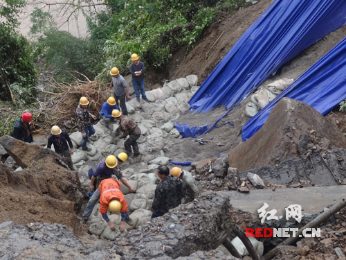 抢修崩塌路基现场