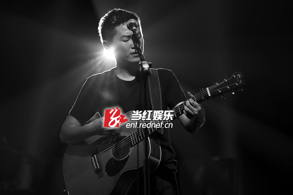 梁博现场表演