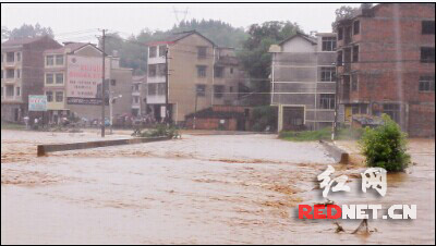 图为即将被洪水淹没的县道X029渔龙线柳山桥。