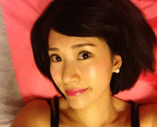辣妈李念躺床玩自拍 俏脸光滑如少女(图)
