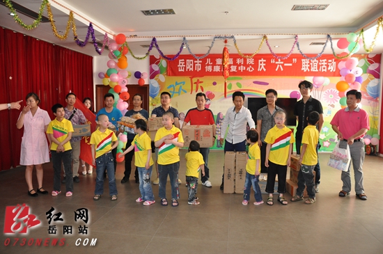 岳阳市设计家协会为残疾儿童献爱心