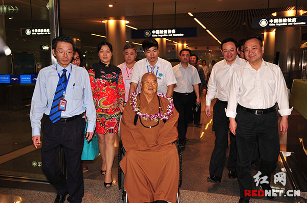 1.5月27日晚，星云大师抵达长沙黄花机场。