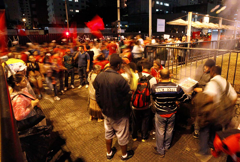 巴西国家足球队大巴遭抗议者围堵 后者猛拍车