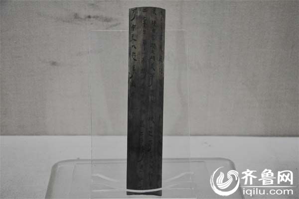 凤凰山168号汉墓展出土的竹牍。（齐鲁网记者 刘岩/摄）