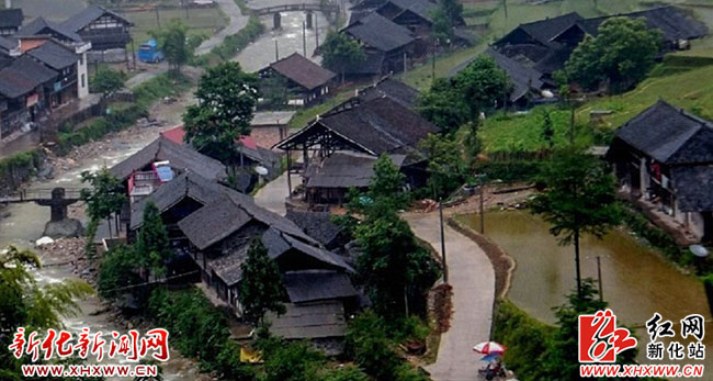 白天的土坪村，板屋排列