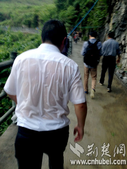 大汗淋漓的车友接近走完最后的旅程