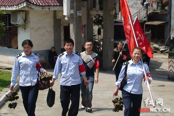 麻阳县国税局志愿者带着物资前往敬老院看望老人。