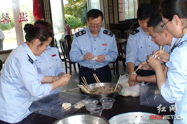 志愿者为老人们包饺子。