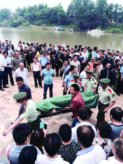 5月28日，岳阳平江，消防战士的遗体被抬上岸。三湘都市报通讯员 苏滨 摄