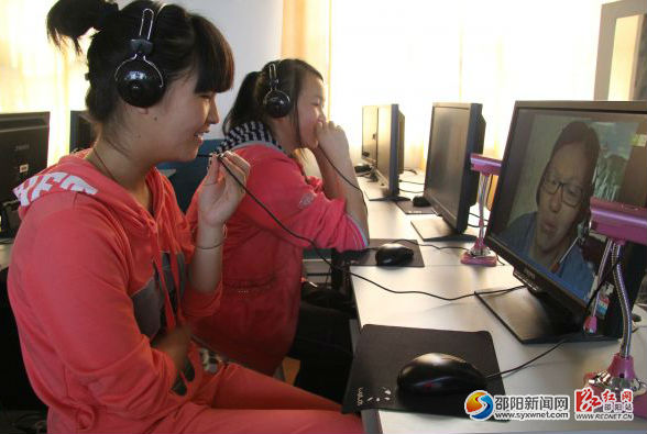 针对留守儿童面临的亲情缺失的心理问题，黄塘中学设立了亲情视频室。