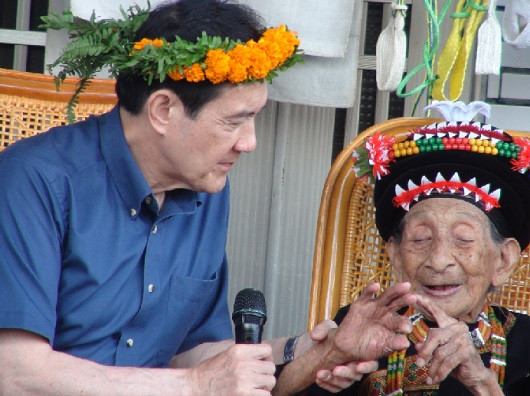 马英九探视百岁长者想亲一下老人面露害羞婉拒