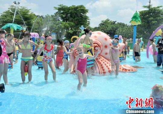 广州中外小朋友共玩水仗长隆水上乐园入园人数三万
