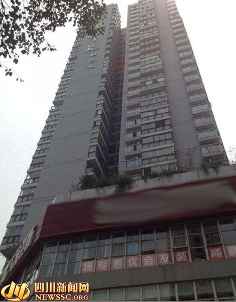 1岁女童23楼坠亡 半小时前还给保安做“飞吻”