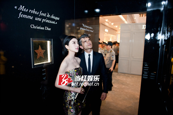 景甜在品牌高层陪同下观看展览