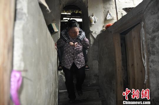 67岁奶奶背患病孙子上学 孩子为减重不敢多吃饭