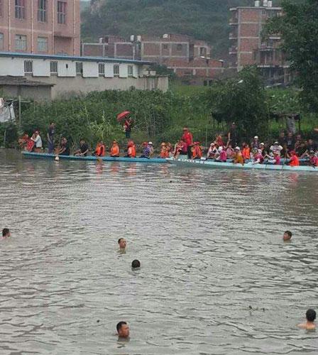观众下河观看龙舟赛溺水 众划手跳河救人