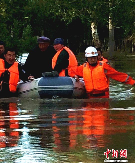 消防官兵用橡皮筏救出被困牧民。　邓辉　摄