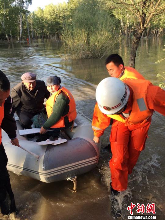 消防官兵用橡皮筏救出被困牧民。　周继成　摄