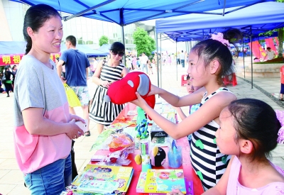 5月31日，小朋友在进行爱心义卖。当天，“为梦奋进，快乐成长”湖南省第五届体验式儿童节在省青少年活动中心举办。记者 赵持 摄
