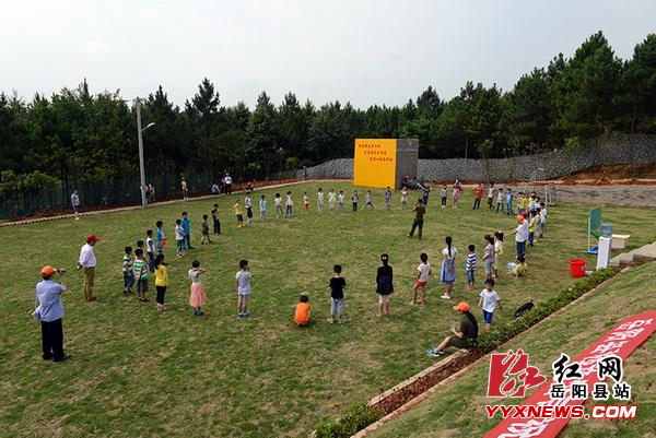 孩子们开展竞赛活动