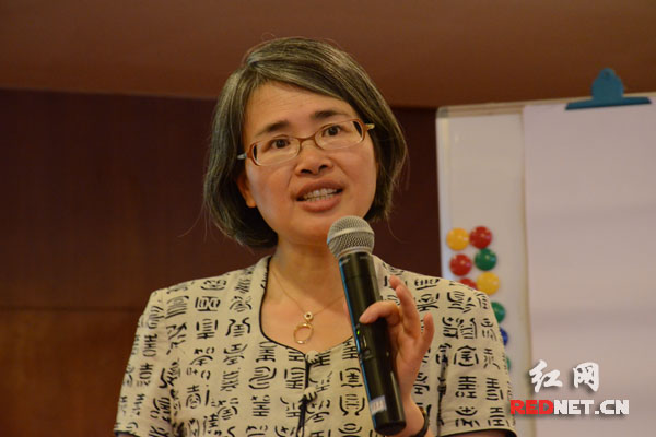 妇女传媒监测网络发起人冯媛作主题培训。