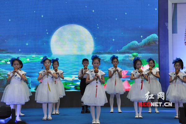 葫芦丝表演。