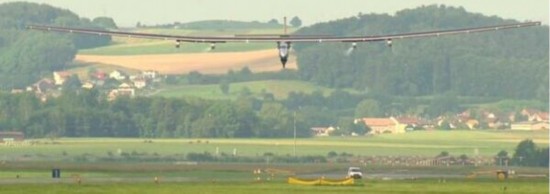 飞机由碳素纤维所制,机翼有72米那么宽,比波音747还宽,但重量只有2.3吨。