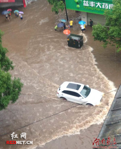 2日早上8点暴雨导致衡阳市道路严重积水，汽车行驶在水中。摄影：成少丽