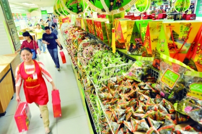 端午节期间，星城各大商场超市均将端午节相关食品摆在显要位置，吸引市民前来购买。记者 田超 摄
