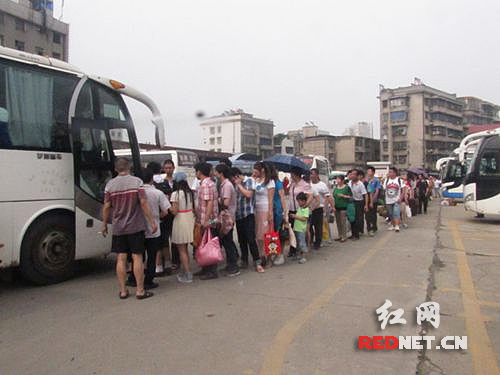 前往长沙的旅客排队在工作人员的引导下有序上车