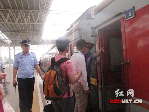 湘乡火车站派出所的民警放弃假期，在站台维持秩序，确保乘客安全出行