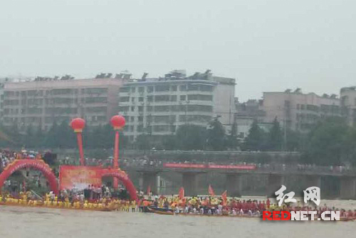 湘乡市曾国藩诗文岛前表演的龙舟赛吸引了很多游客前来观看