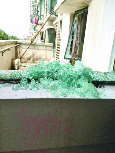 202室内玻璃窗被震垮。