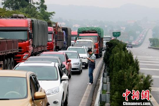 京昆高速四川段2车相撞柴油泄漏千辆车通行受阻