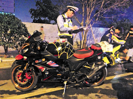 一晚26辆摩托赛车被扣 长沙交警夜查飙车族