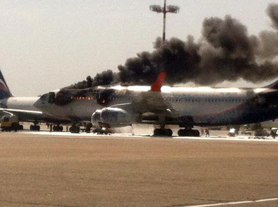 　　据俄媒消息，俄罗斯首都莫斯科附近谢列梅捷沃国际机场一架俄航航班号为ra-96010的伊尔96-300型客机着火，目前飞机已被损毁。幸好机上无人，大火未造成人员伤亡。