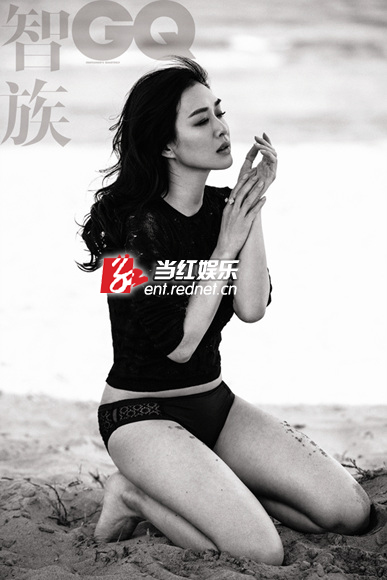 钟丽缇海滩黑白写真